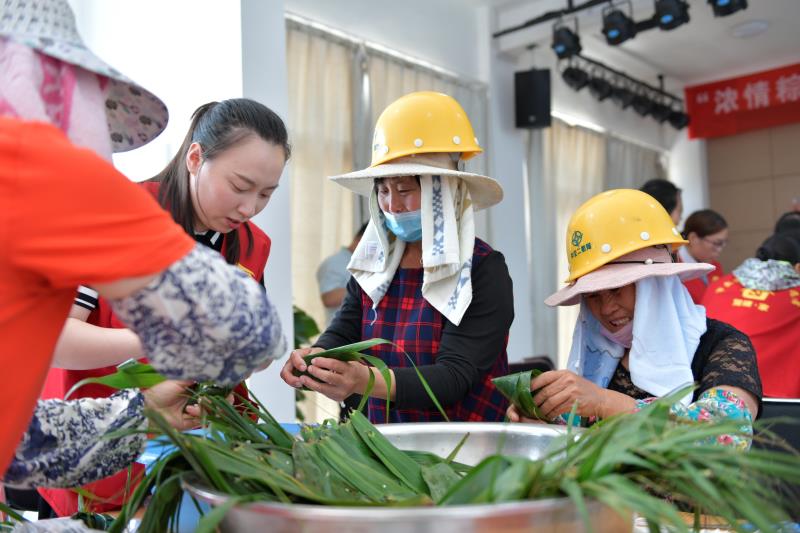 “濃情粽意，共享溫暖”包粽子活動(dòng).jpg